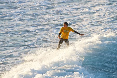 Téléchargez les photos : Surf Action Sport. Surfeur avec planche de surf - en image libre de droit
