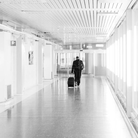Foto de Hombre con equipaje en el aeropuerto - Imagen libre de derechos