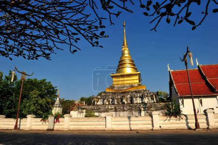 Foto de Stupa of wat chang khum in nan Thailand - Imagen libre de derechos
