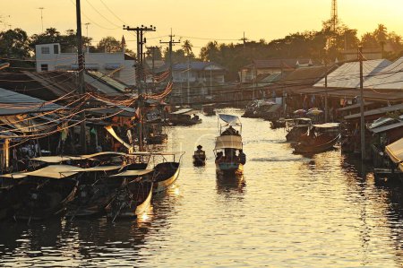 Foto de Puesta de sol en el mercado flotante ampawa, Samut songkram, Tailandia - Imagen libre de derechos
