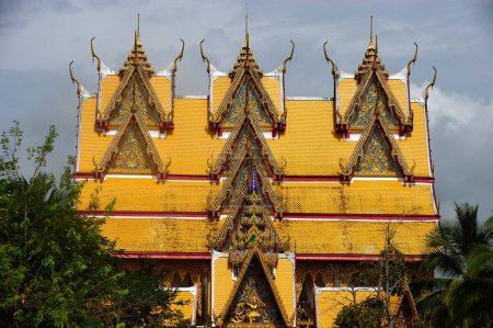 Téléchargez les photos : Toit du temple à Sangkraburi, Kanchanaburi, Thaïlande - en image libre de droit