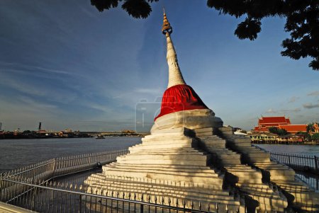Téléchargez les photos : Cheddi blanc avec tissu rose dans un temple bouddhiste à Koh Kred - en image libre de droit