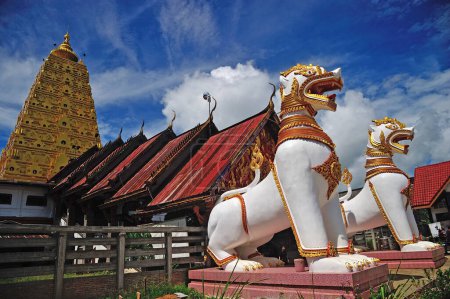 Foto de Pagoda Dorada en la provincia de Kanchanaburi, Tailandia - Imagen libre de derechos