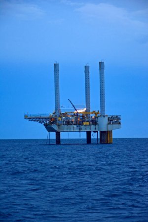 Téléchargez les photos : The offshore oil rig in early morning, Gulf of Thailand. - en image libre de droit