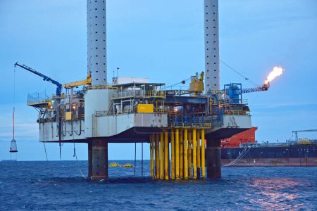 Foto de The offshore oil rig in early morning, Gulf of Thailand. - Imagen libre de derechos