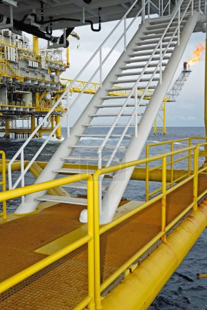 Foto de La llamarada de gas está en la plataforma de la plataforma petrolera en el golfo de Tailandia - Imagen libre de derechos