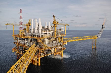 Foto de Bengala de gas está en la plataforma de la plataforma petrolera en el golfo de Tailandia - Imagen libre de derechos