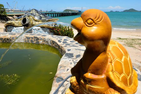 Téléchargez les photos : Drôle statue de tortue dans la province de Chonburi, Thaïlande - en image libre de droit