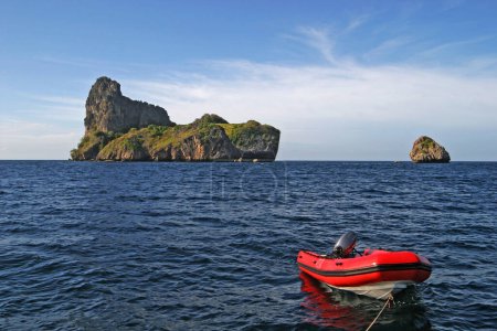Foto de Dinghy arrastrado detrás de un velero en la isla de Tarutao, Tailandia. - Imagen libre de derechos