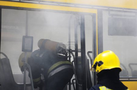 Foto de Autobús en llamas en la calle - Imagen libre de derechos