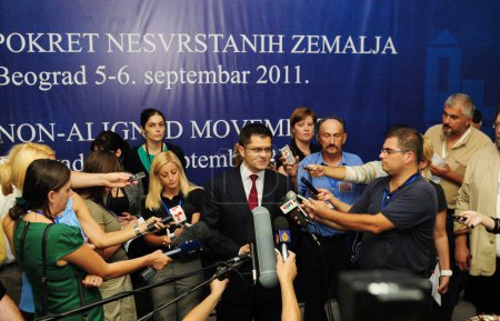 Téléchargez les photos : BELGRADE, SERBIE - 5 SEPTEMBRE : Le ministre des Affaires étrangères, Vuk Jeremic, s'entretient avec des journalistes lors d'une conférence des chefs d "État des pays non alignés à Belgrade, en Serbie, le 5 septembre 2011 - en image libre de droit