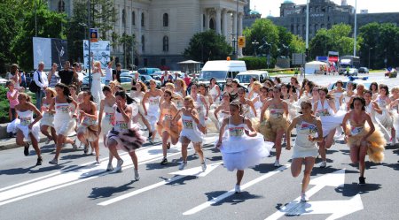 Téléchargez les photos : Festival de course de mariage, femme portant des robes blanches - en image libre de droit