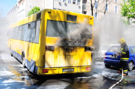 Téléchargez les photos : Bus en feu dans la rue - en image libre de droit
