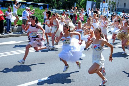 Foto de Festival de la carrera de la boda, mujer con vestidos blancos - Imagen libre de derechos