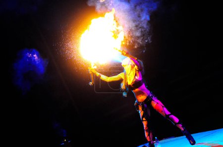 Téléchargez les photos : SERBIE, BELGRADE - 26 AVRIL 2012 : Une fille sexy allume une torche pendant le défilé des Masters of dirt, le plus excitant et spectaculaire du motocross libre - en image libre de droit