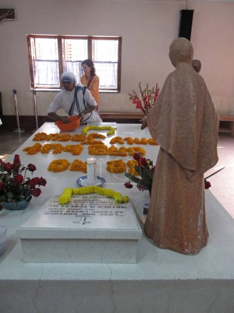Foto de Los peregrinos rezan junto a la tumba de la Madre Teresa en Calcuta - Imagen libre de derechos