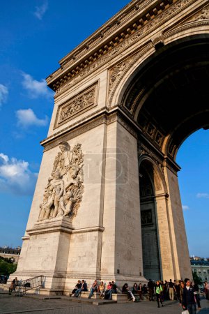 Téléchargez les photos : Un fragment de l'Arc de Triomphe à Paris - en image libre de droit