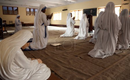 Foto de Hermanas de las Misioneras de la Caridad de la Madre Teresa en oración en la capilla de la Casa Madre, Calcuta - Imagen libre de derechos