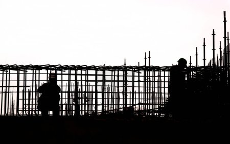 Téléchargez les photos : Sihouette Construction work black and white - en image libre de droit