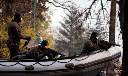 Téléchargez les photos : Les forces spéciales Navi en bateau - en image libre de droit