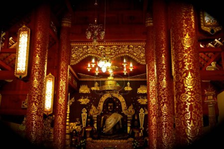 Téléchargez les photos : Black buddha in the temple - en image libre de droit