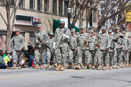 Foto de La banda del ejército marcha en el desfile de San Patricio - Imagen libre de derechos