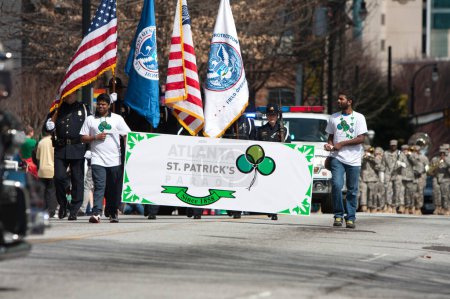 Foto de Men Carry Banner To Start St. Patrick's Parade - Imagen libre de derechos