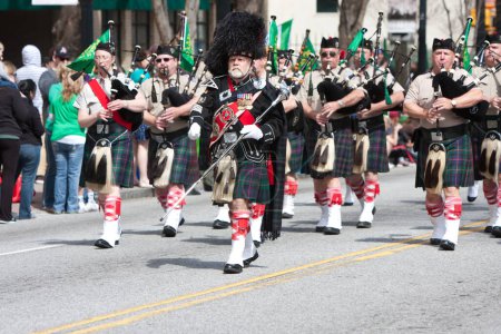 Téléchargez les photos : Le Corps des cornemuses se produit au défilé St. Patrick - en image libre de droit