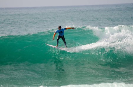 Foto de Hombre joven surfeando olas en el mar durante el día - Imagen libre de derechos