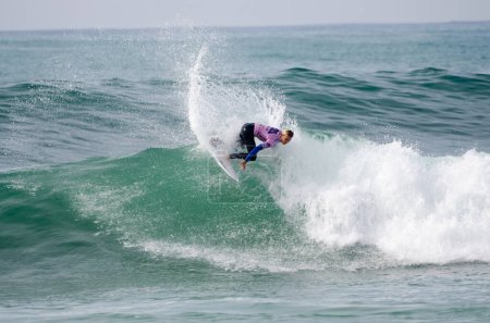 Téléchargez les photos : Surf Action Sport. Surfeur avec planche de surf - en image libre de droit