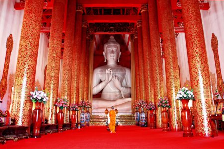 Téléchargez les photos : Bouddha blanc dans le temple - en image libre de droit