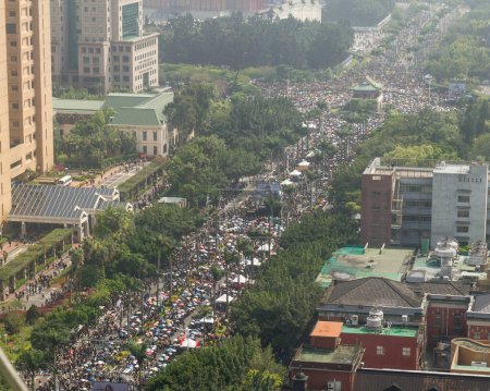 Foto de TAIPEI, TAIWAN, 30 de marzo de 2014. Cientos de miles de personas en la calle - Imagen libre de derechos