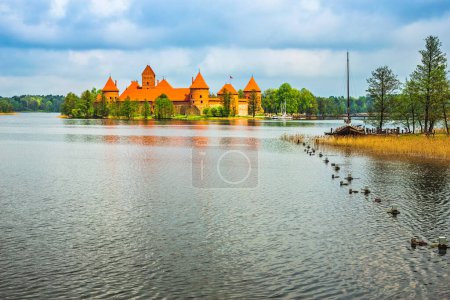 Foto de Hermosa vista del antiguo castillo medieval en Trakai, Lituania - Imagen libre de derechos