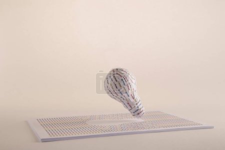 Téléchargez les photos : Concept d'impression 3D CMJN : ampoule, de l'idée au modèle solide - en image libre de droit