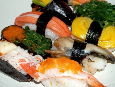 Téléchargez les photos : Des sushi. Savoureux concept japonais de fruits de mer - en image libre de droit