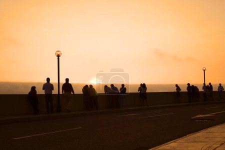 Foto de Observando la puesta de sol sobre el océano en Miraflores, Lima, Perú - Imagen libre de derechos