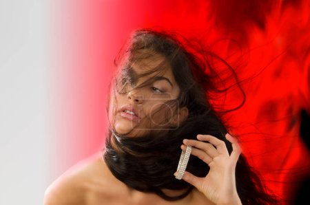 Téléchargez les photos : Portrait de femme sexy sur fond rouge. studio photo - en image libre de droit