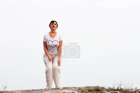 Téléchargez les photos : Femme souriante adulte prête à sauter en plein air - en image libre de droit