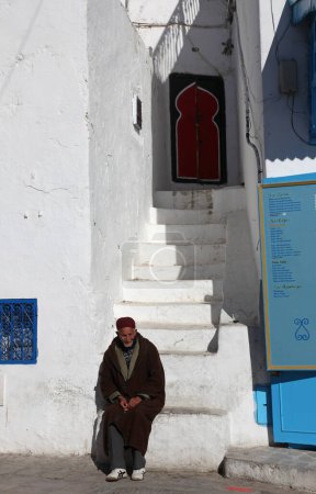 Téléchargez les photos : Le vieil homme assis dans les escaliers - en image libre de droit