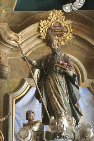 Téléchargez les photos : Statue de Saint Nicolas dans l'église chrétienne - en image libre de droit