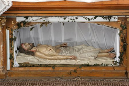 Téléchargez les photos : Jésus est déposé dans le tombeau - en image libre de droit