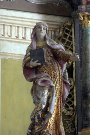 Foto de Estatua de santo en la iglesia cristiana - Imagen libre de derechos