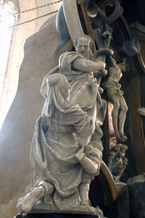 Foto de Moisés levanta la serpiente de bronce - Imagen libre de derechos