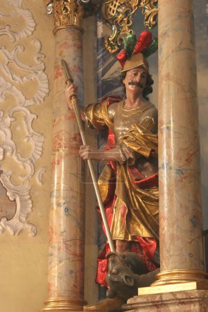 Téléchargez les photos : Statue de Saint George sur l'église - en image libre de droit