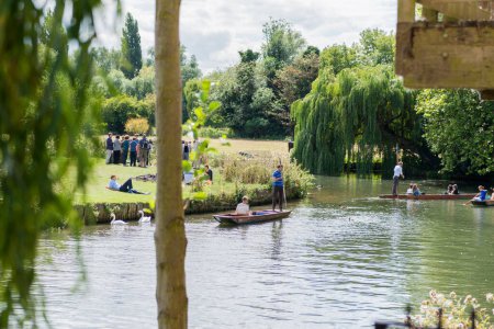 Foto de CAMBRIDGE, Reino Unido - 18 de agosto: Buscadores turísticos en góndolas en River - Imagen libre de derechos