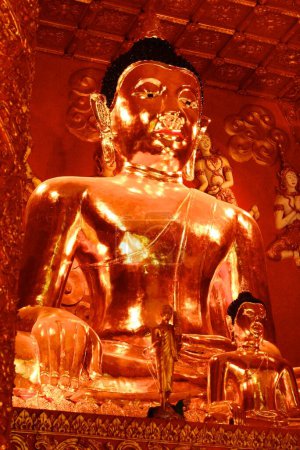 Téléchargez les photos : Bouddha doré, image religieuse conceptuelle - en image libre de droit