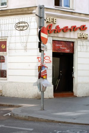 Téléchargez les photos : Café Vaudeville. Belle vue sur la rue et l'architecture à Vienne, Autriche - en image libre de droit
