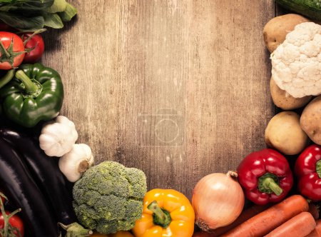 Téléchargez les photos : Légumes sur fond bois. Aliments biologiques. - en image libre de droit
