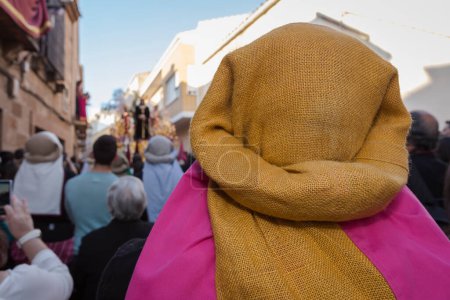 Téléchargez les photos : Groupe de costaleros lors d'une procession de la semaine sainte, Andalousie - en image libre de droit