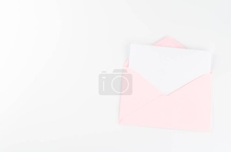 Téléchargez les photos : Enveloppe ouverte avec papier blanc - en image libre de droit